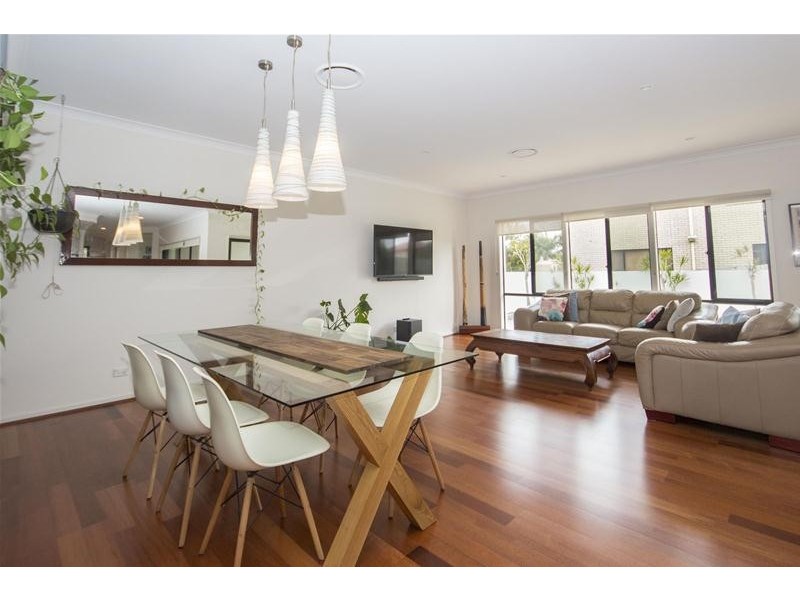 17 Wunburra Circle, Pacific Pines QLD 4211