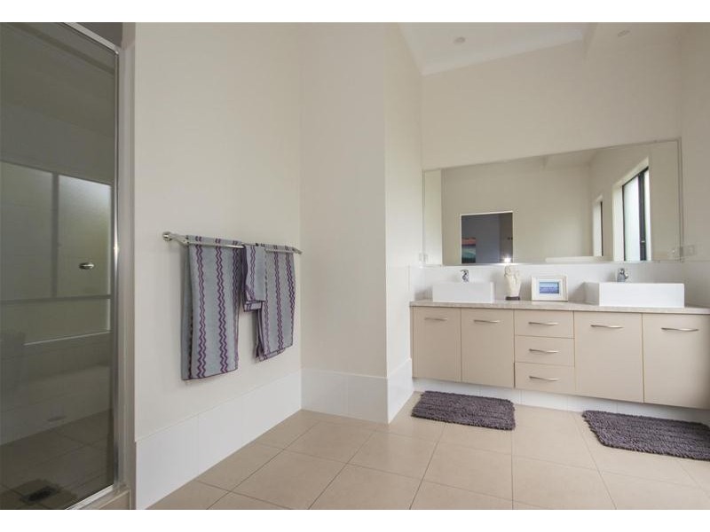 17 Wunburra Circle, Pacific Pines QLD 4211