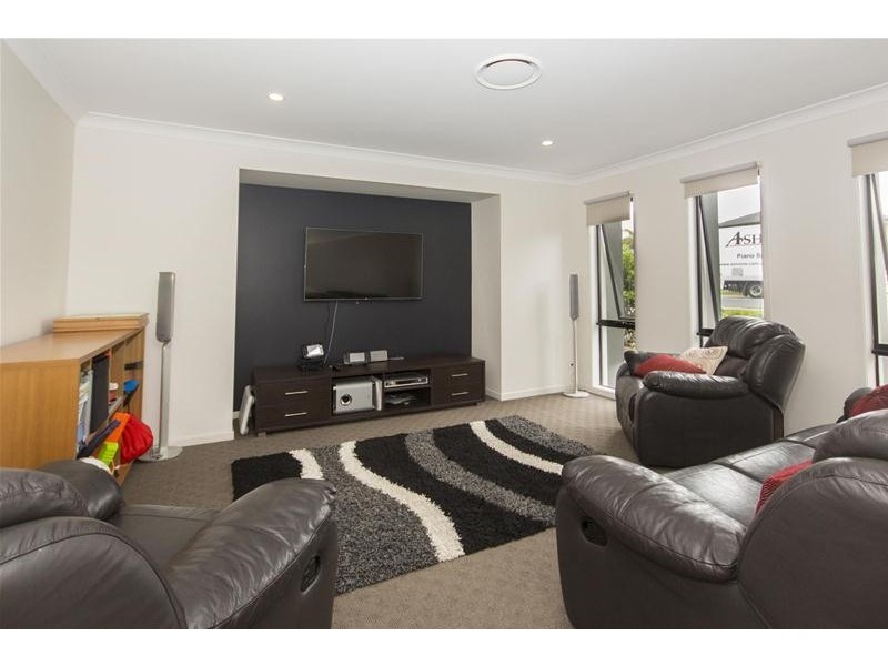 17 Wunburra Circle, Pacific Pines QLD 4211