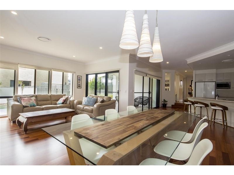 17 Wunburra Circle, Pacific Pines QLD 4211