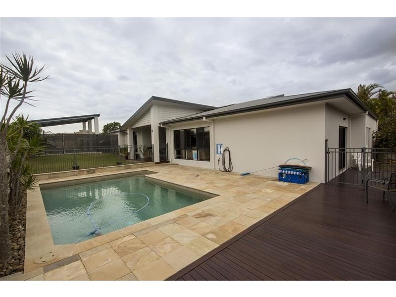 17 Wunburra Circle, Pacific Pines QLD 4211