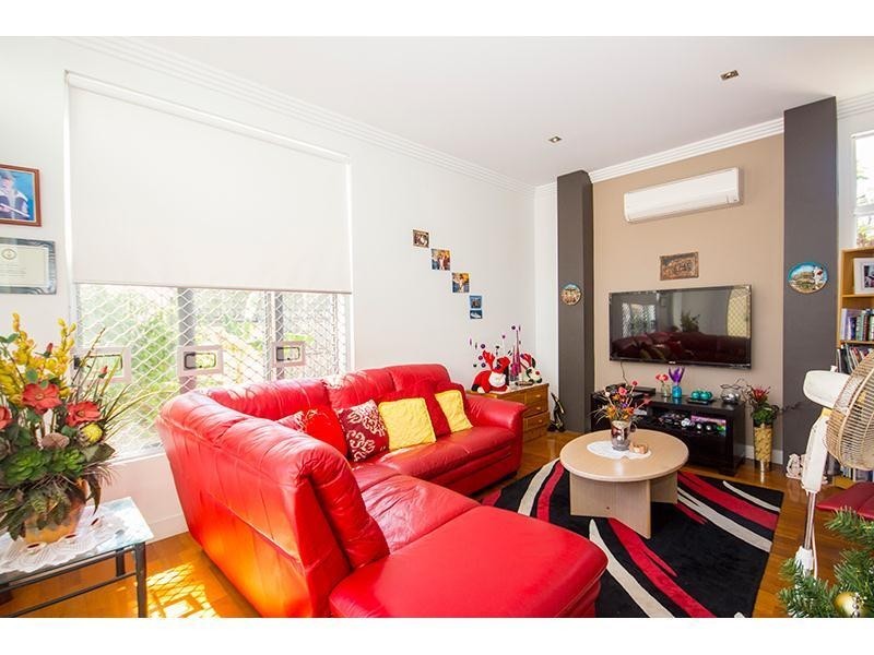 316 Bayview Street, Hollywell QLD 4216