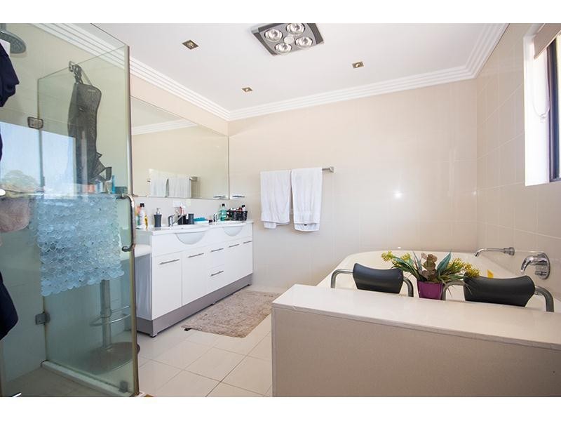 316 Bayview Street, Hollywell QLD 4216