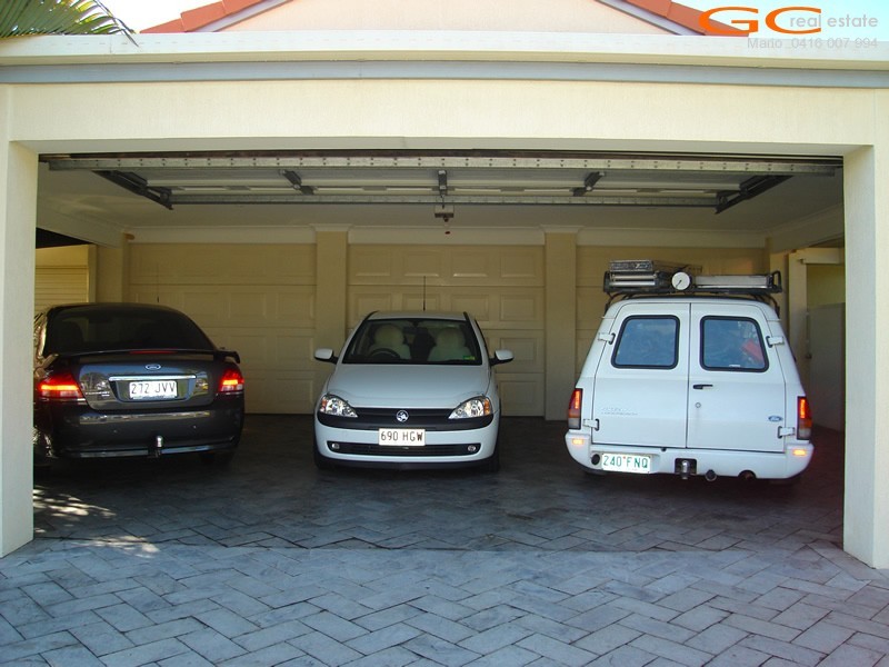 70 Pebble Beach Drive, Runaway Bay QLD 4216