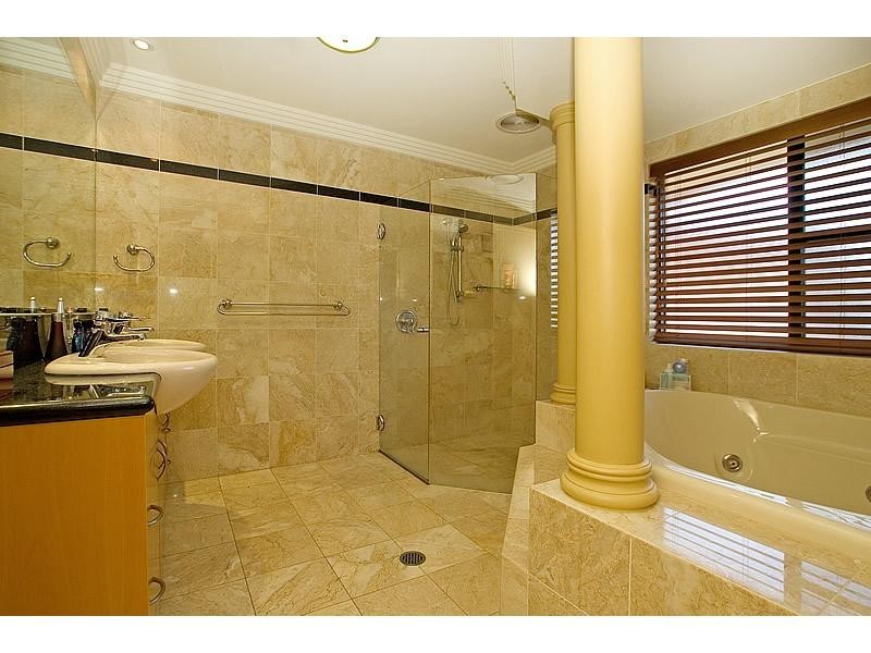 9 Van Diemen Place, Hollywell QLD 4216