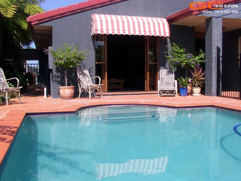 25 Seaspray Street, Paradise Point QLD 4216