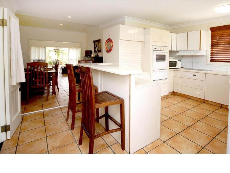 16 Ray Street, Runaway Bay QLD 4216