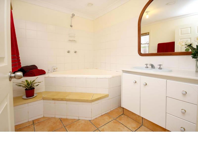 16 Ray Street, Runaway Bay QLD 4216