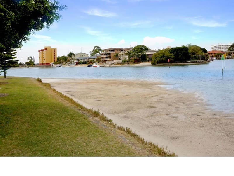 16 Ray Street, Runaway Bay QLD 4216