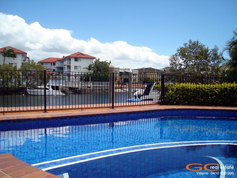 9/12 Canal Avenue, Runaway Bay QLD 4216