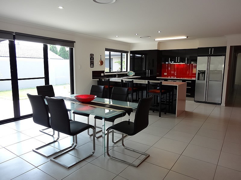 16 Dobell Avenue, Paradise Point QLD 4216