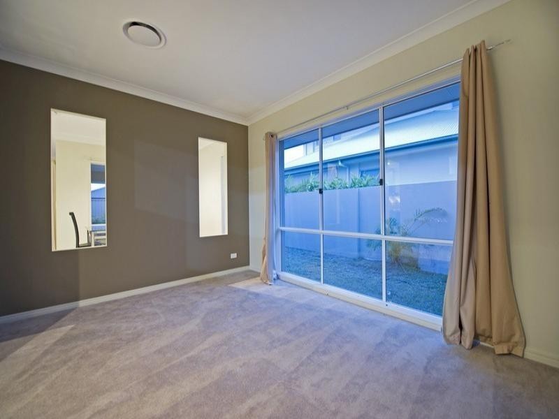 27 Rhodium Crescent, Hope Island QLD 4212