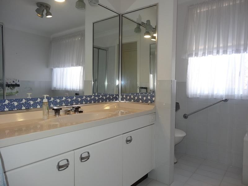 186 Morala  Avenue, Runaway Bay QLD 4216