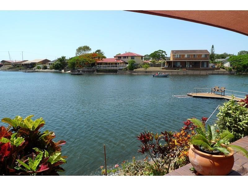 19 Erave Avenue, Runaway Bay QLD 4216