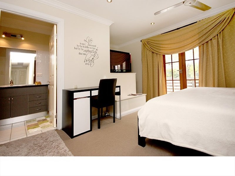 2 Lergessner Street, Biggera Waters QLD 4216