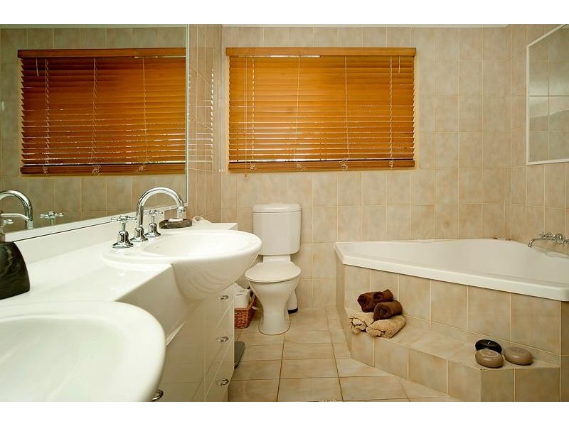 135 Pebble Beach Drive, Runaway Bay QLD 4216