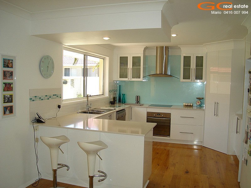 2 Folkstone Place, Runaway Bay QLD 4216