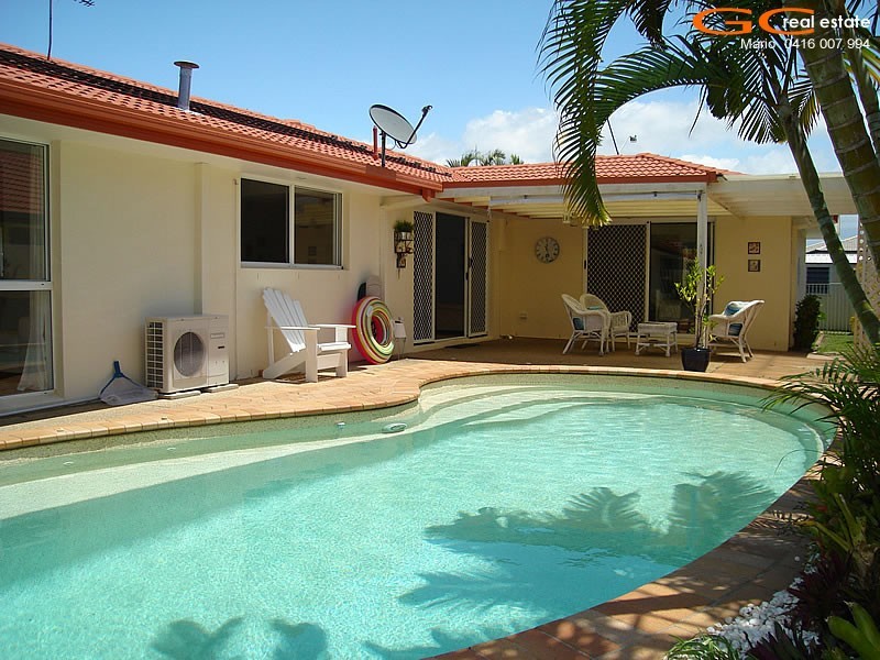 2 Folkstone Place, Runaway Bay QLD 4216