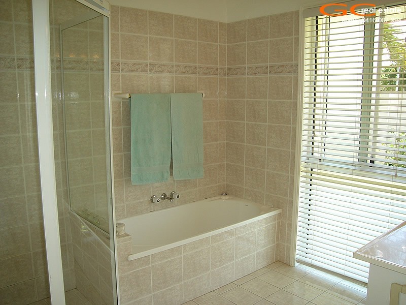 2 Folkstone Place, Runaway Bay QLD 4216