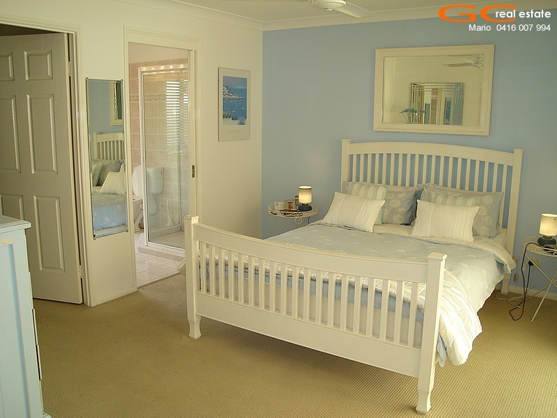 2 Folkstone Place, Runaway Bay QLD 4216