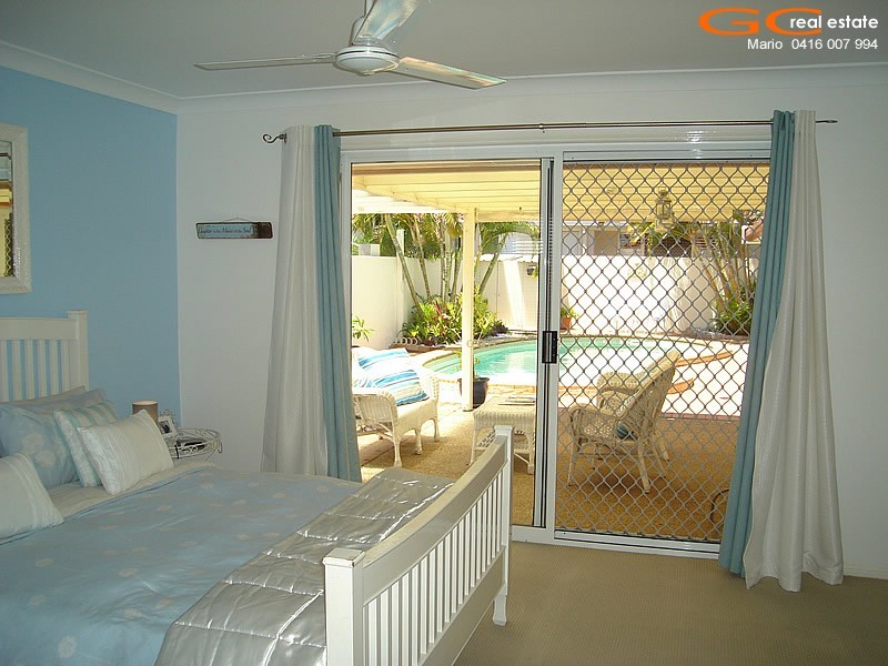 2 Folkstone Place, Runaway Bay QLD 4216