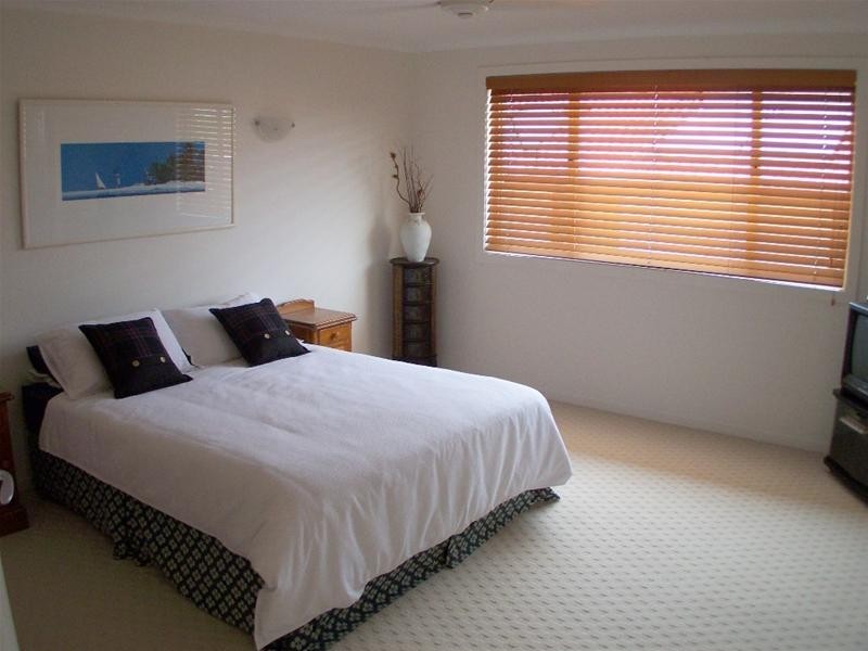 50 Lindsay Parade, Paradise Point QLD 4216