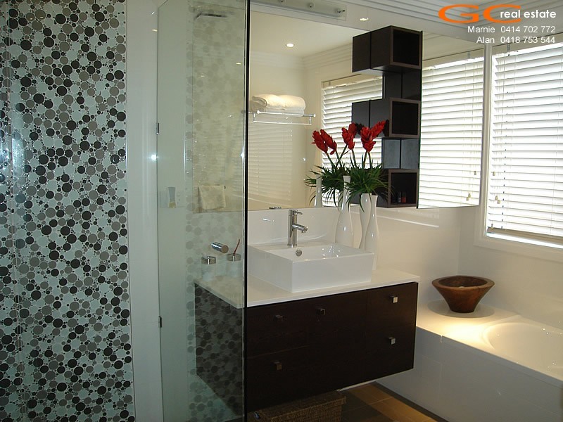 39 Pebble Beach Drive, Runaway Bay QLD 4216