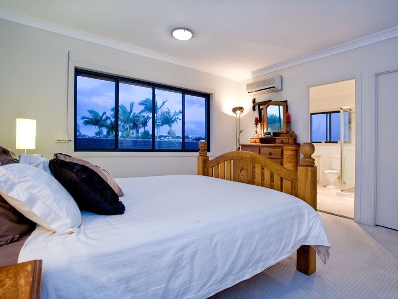 2/11 Adams Avenue, Miami QLD 4220