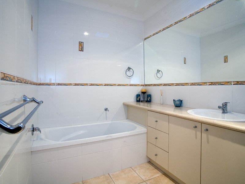 2/11 Adams Avenue, Miami QLD 4220