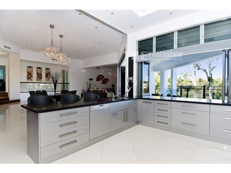 27 Azzurra Drive, Varsity Lakes QLD 4227