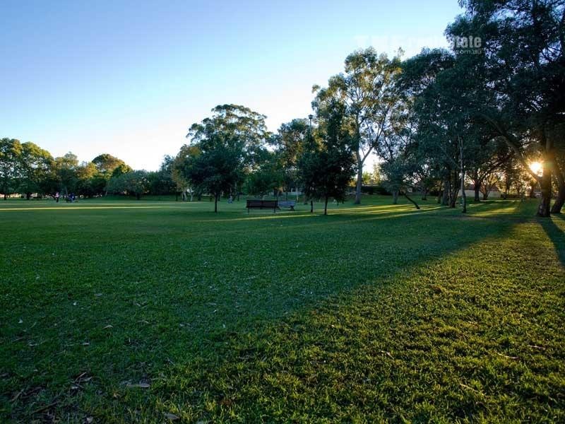 2/6 Albion Avenue, Miami QLD 4220