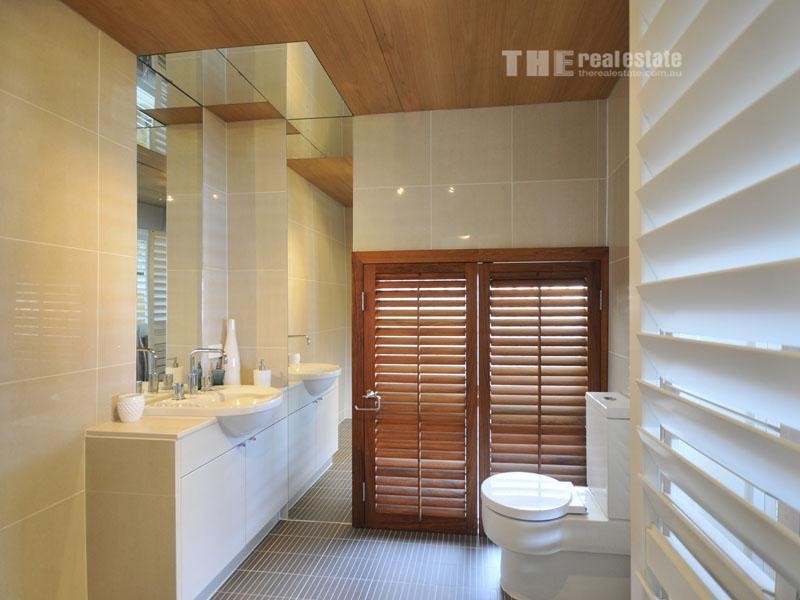 8 East Street, Burleigh Heads QLD 4220