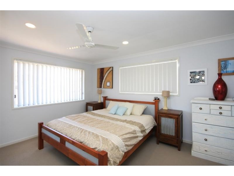 2 Redwing Court, Burleigh Waters QLD 4220