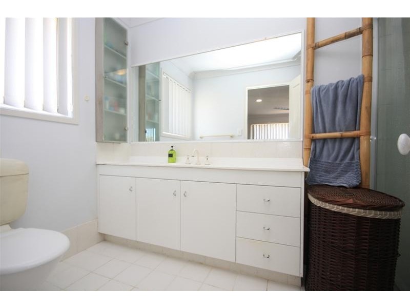 2 Redwing Court, Burleigh Waters QLD 4220