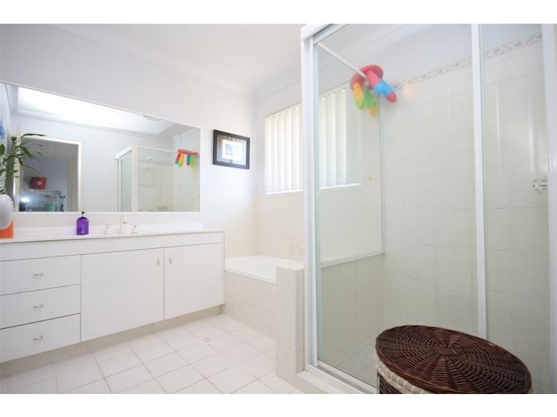 2 Redwing Court, Burleigh Waters QLD 4220