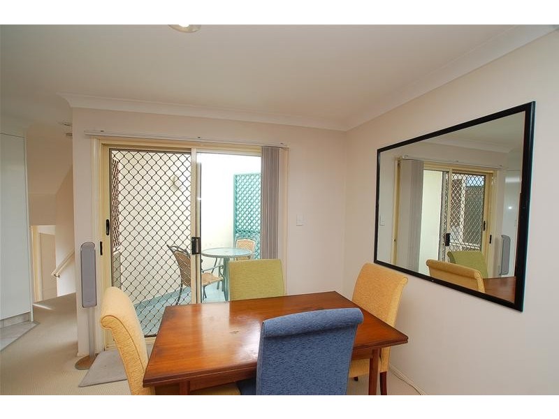 2/8 Santa Monica Road, Miami QLD 4220