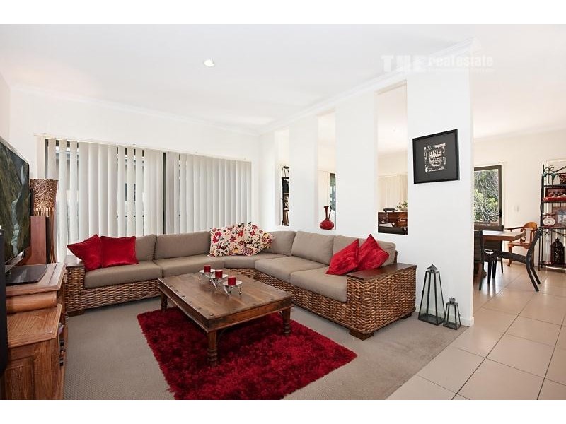 9 Laura Place, Varsity Lakes QLD 4227