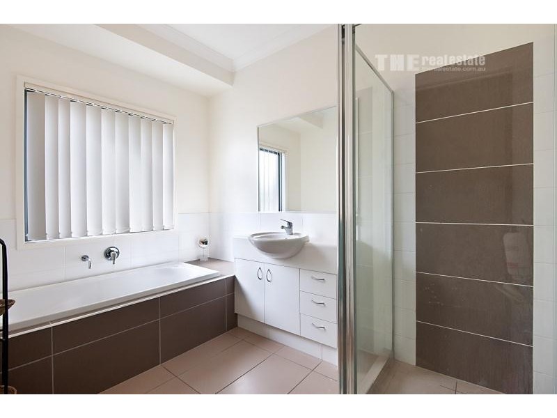 9 Laura Place, Varsity Lakes QLD 4227