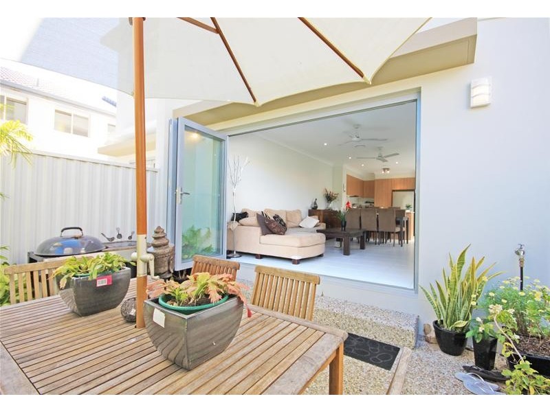 2/2002 Gold Coast Highway, Miami QLD 4220