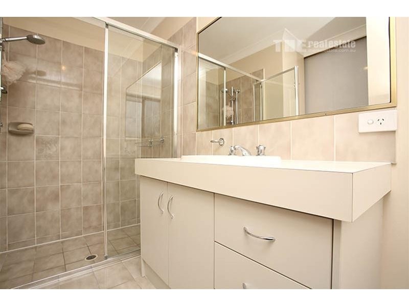 6 Twin Oaks Place, Varsity Lakes QLD 4227