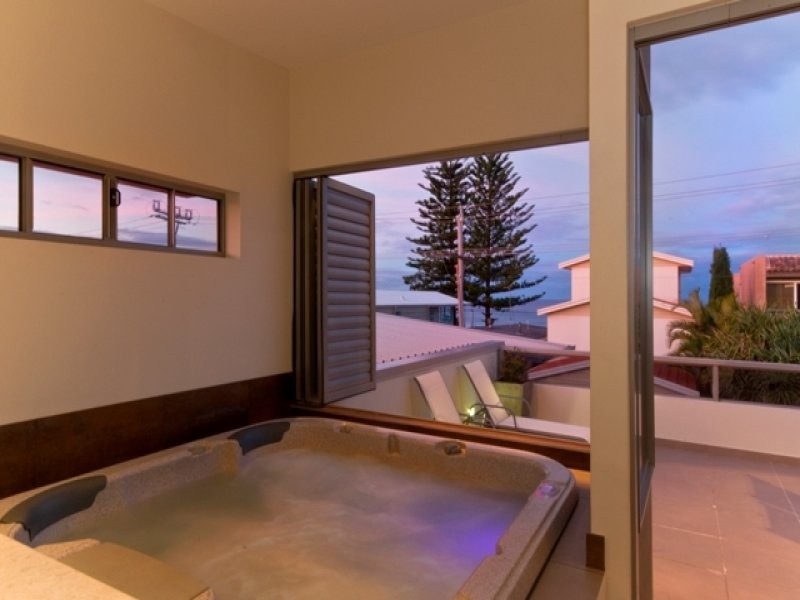 16 Hedges Avenue, Mermaid Beach QLD 4218