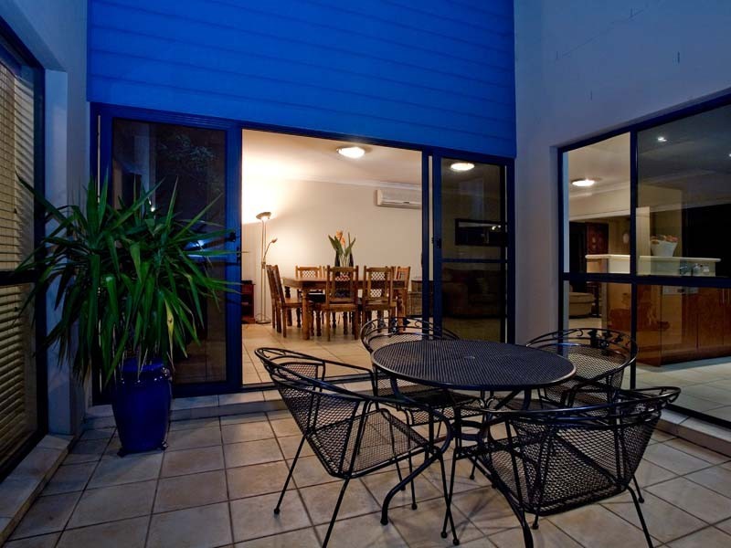 2/11 Adams Avenue, Miami QLD 4220