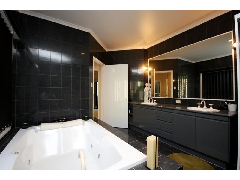 27a Ben Lomond Drive, Highland Park QLD 4211