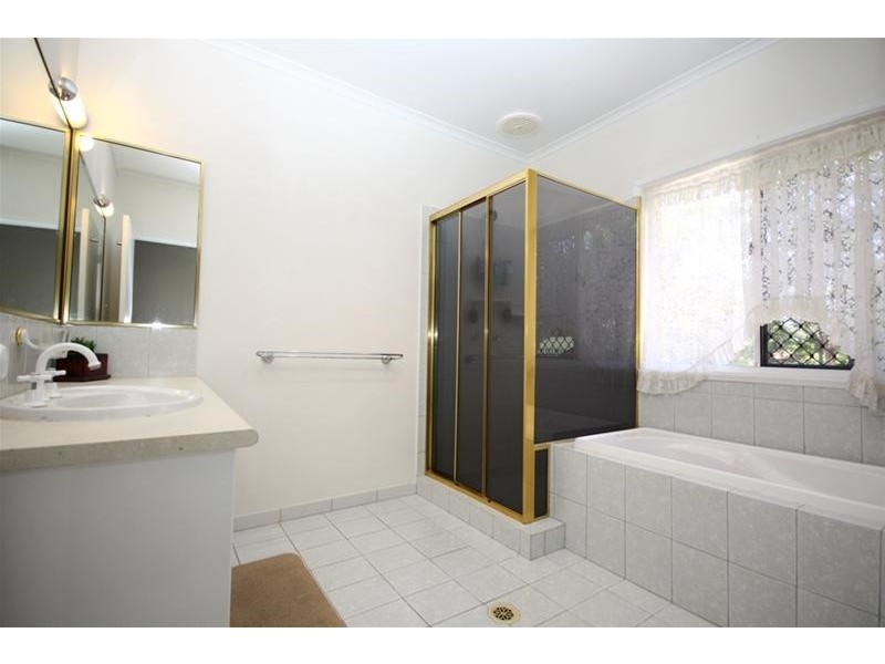 27a Ben Lomond Drive, Highland Park QLD 4211