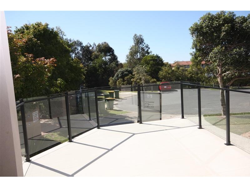 2/2 Comore Drive, Varsity Lakes QLD 4227