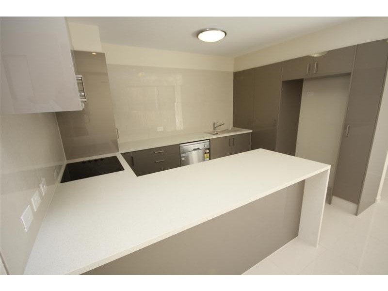 2/2 Comore Drive, Varsity Lakes QLD 4227