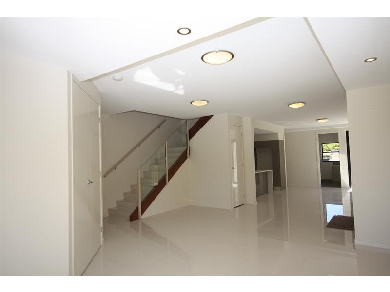 2/2 Comore Drive, Varsity Lakes QLD 4227