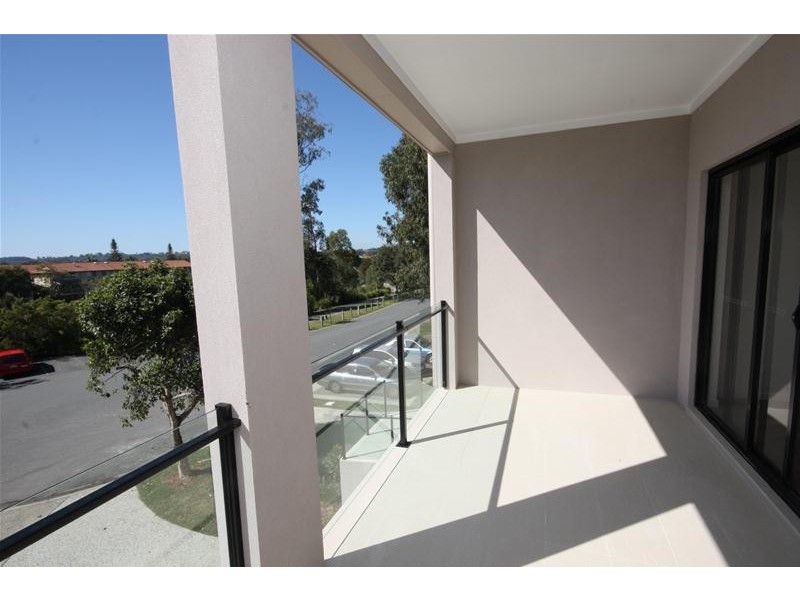 2/2 Comore Drive, Varsity Lakes QLD 4227