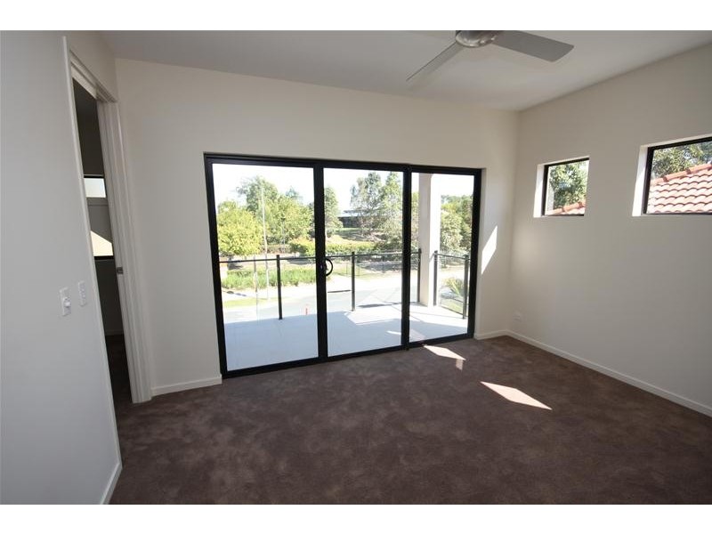 2/2 Comore Drive, Varsity Lakes QLD 4227