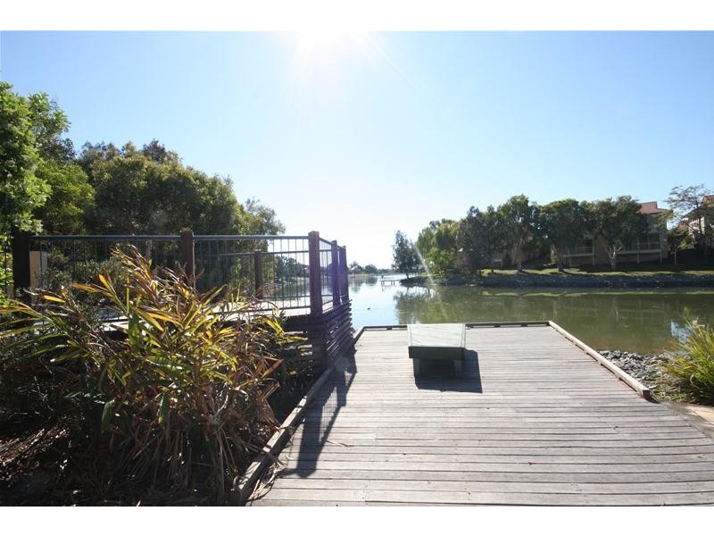 2/2 Comore Drive, Varsity Lakes QLD 4227